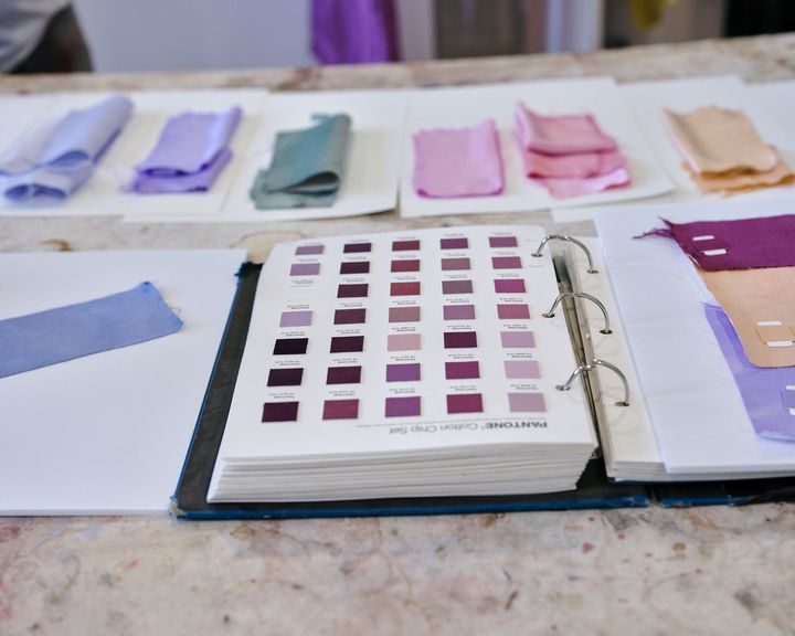 染め上がったサンプル生地の見本。