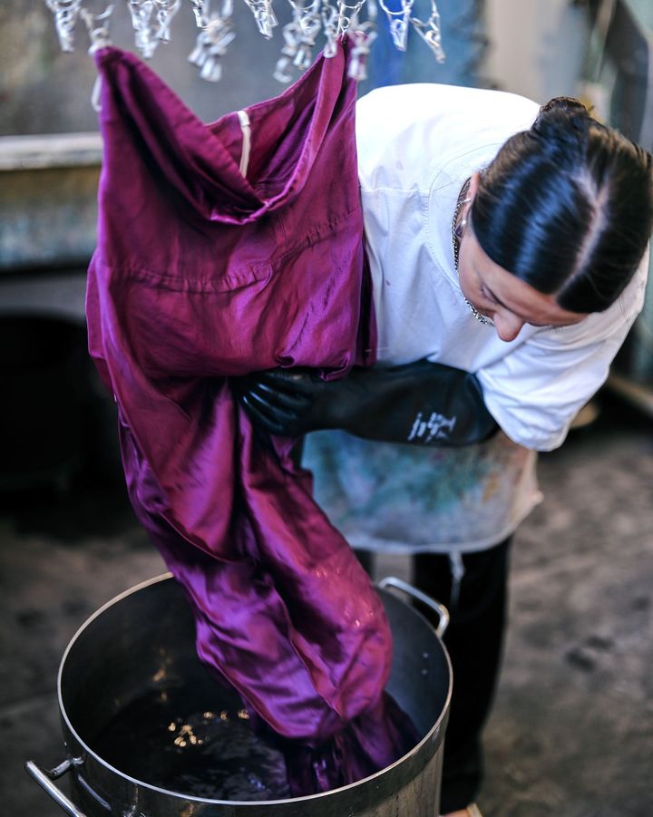 グラスゴーのアトリエでドレスを染め直すキャバン・ジェーン。