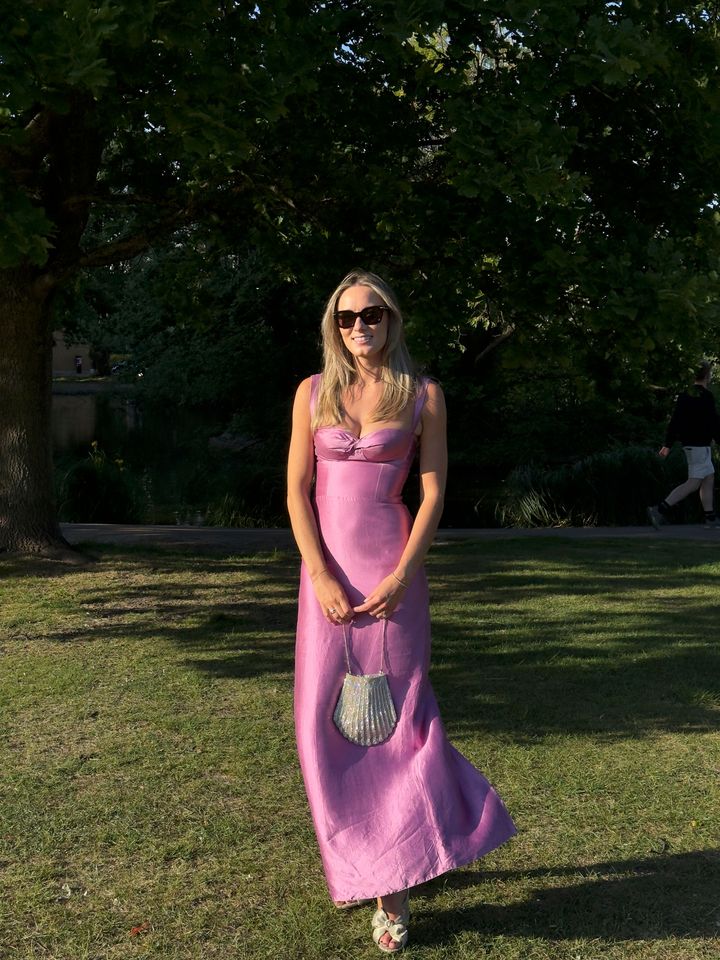 『VOGUE』に掲載された記事がきっかけで、ウエディングドレスをリメイクすることを思いついたというスミス。