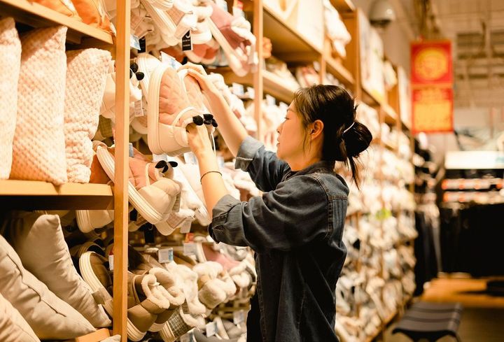 衣料品店で働く女性