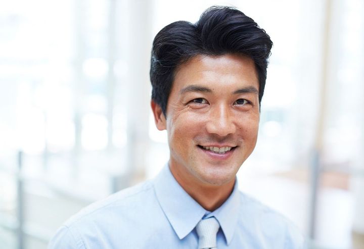 廊下に立っているビジネスマン