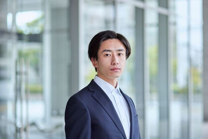 スーツを着た若いビジネスマン