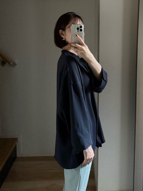 ユニクロ ドレープブラウス／7分袖 NAVY 横からのシルエット
