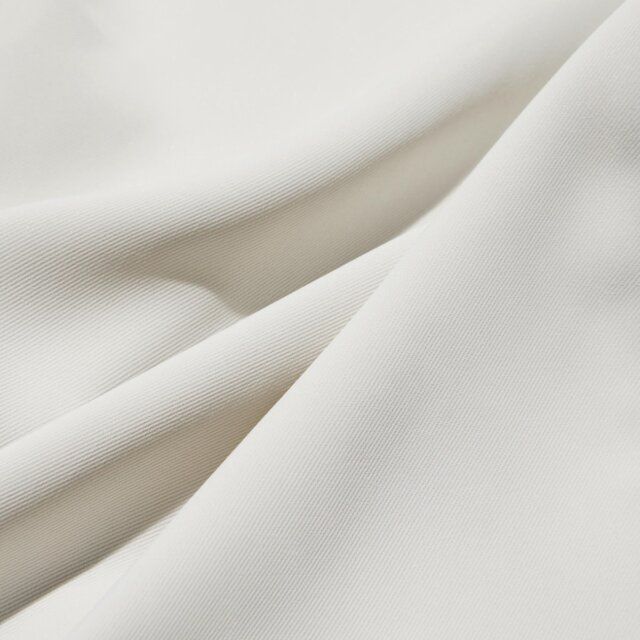 ユニクロ ドレープブラウス／7分袖 OFF WHITE 生地のアップ