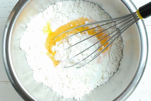 溶いた卵と牛乳を加え、泡立て器でよく混ぜる。