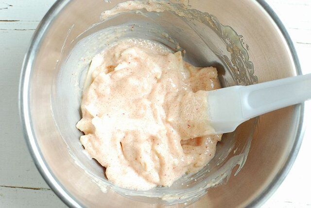 別のボウルで明太マヨネーズを作る。