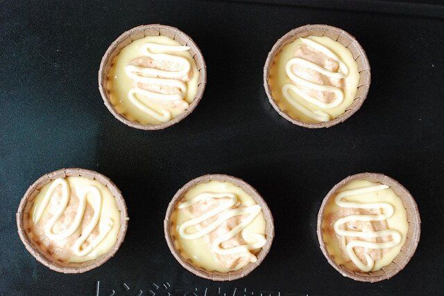 マフィンカップの７分目まで生地を入れ、中央に5等分にした明太マヨネーズをのせ、上からマヨネーズ（分量外）を絞る。