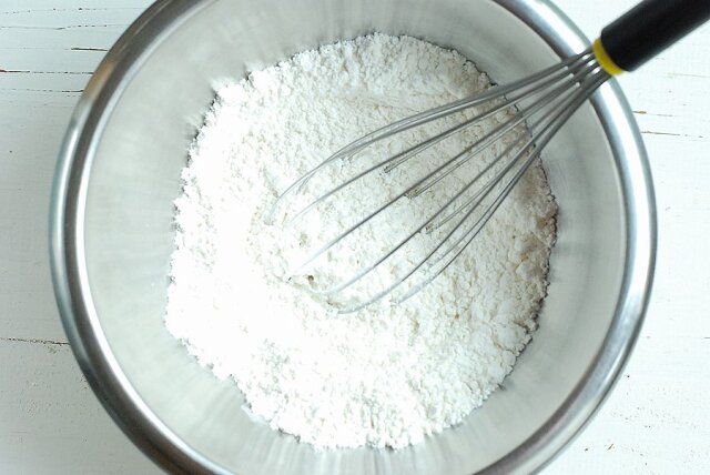 ボウルにホットケーキミックスを入れ、泡立て器で軽く混ぜ合わせる。