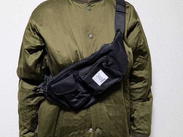 多機能ボディバッグブラック持ったところ