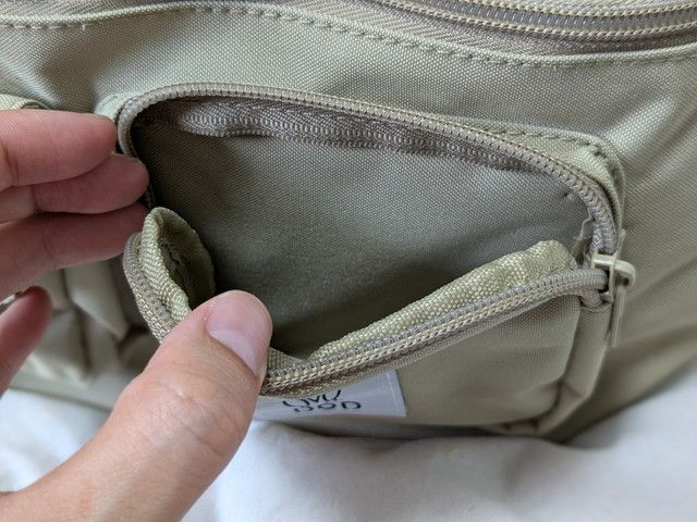 多機能ボディバッグ立体ポケット開けたところ