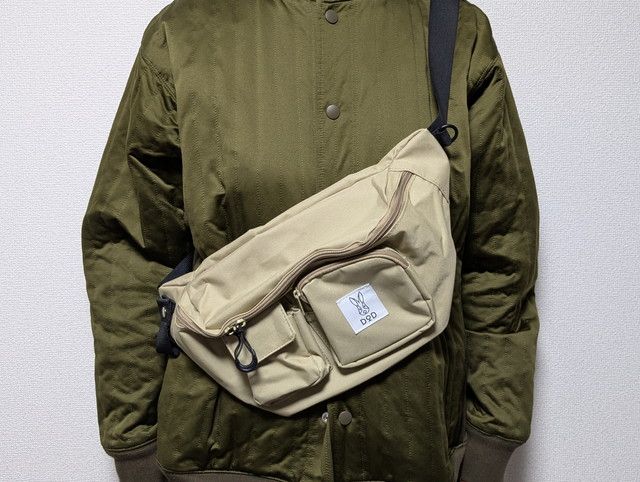 多機能ボディバッグベージュ持ったところ