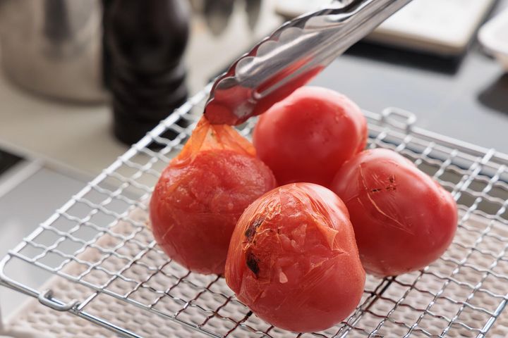 トマトを炙り、切る