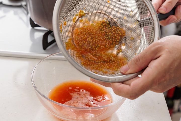 トマトを漉す