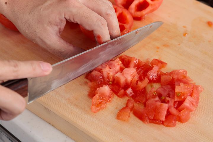 トマトを炙り、切る