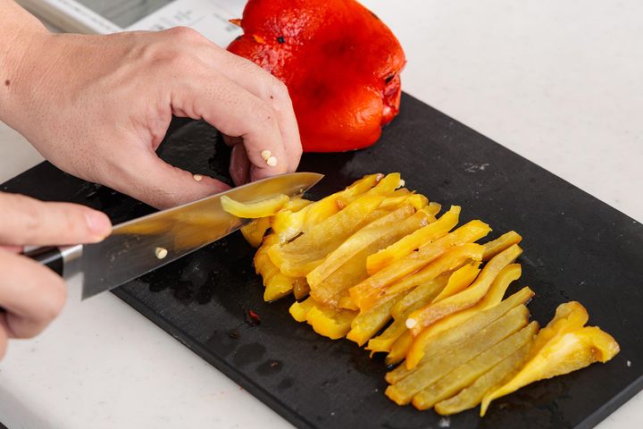 パプリカを切る