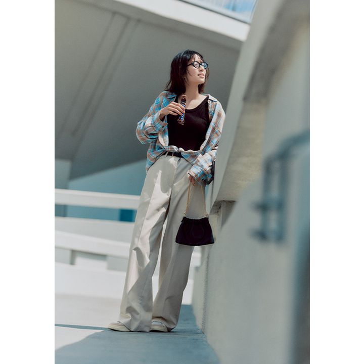 夏のシンプルコーデにはチャックシャツが羽織りにちょうどいい