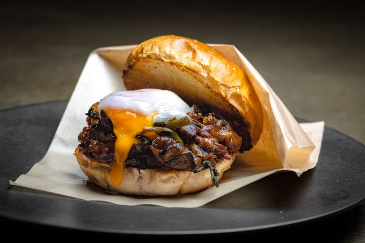 「京丹後牛使用 NIWA自家製すき焼きバーガー」2200円／©NAKED, INC.