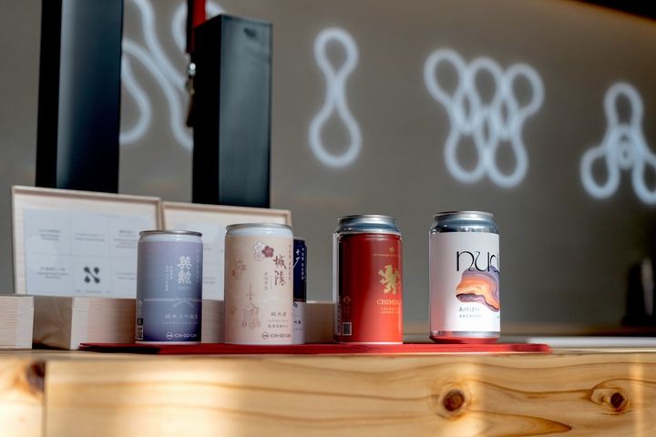 写真左の3つ「本日の日本酒」（一合缶）各850円 写真右「クラフトビール」（缶）800円