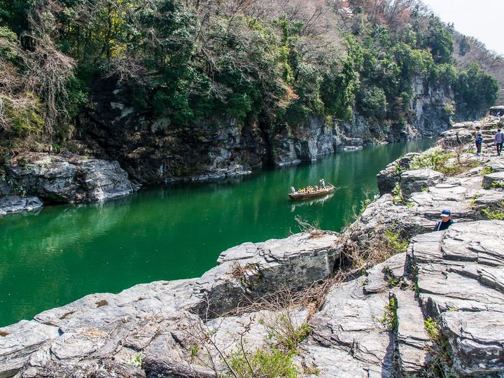 秩父赤壁前をのんびり進む「ラインくだり」