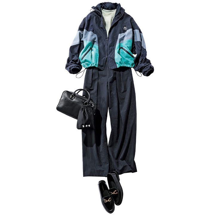 Tシャツとストライプのパンツにウジョーのスポーティにシャカアウターを羽織ってボストンバッグやローファーを合わせた着こなし