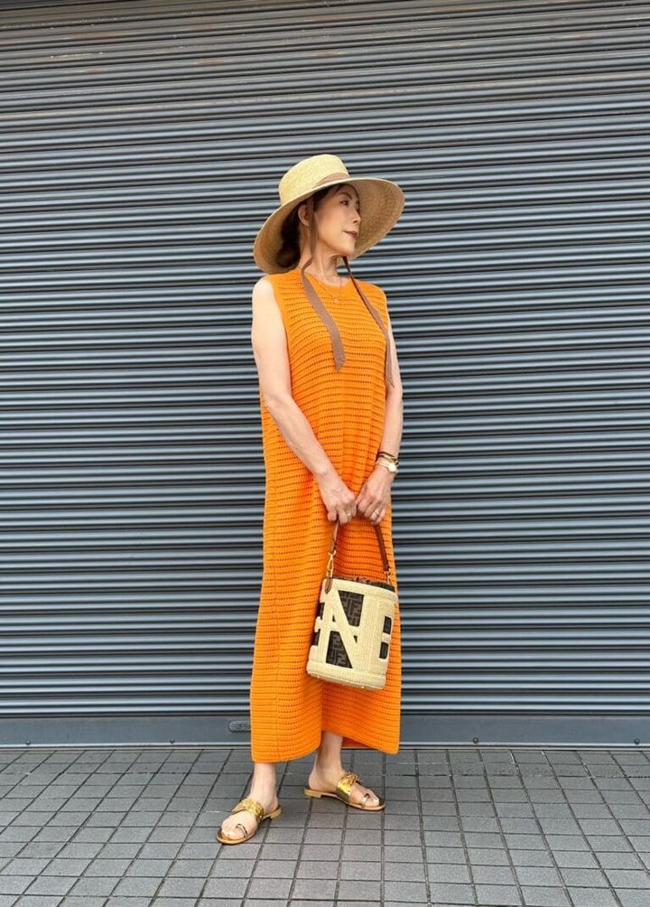 ハット:Lack of Color ワンピース:COS バッグ:FENDI サンダル:Giuseppe Zanotti ブレスレット:HERME'S 時計:Tiffany リング:Chrome Hearts