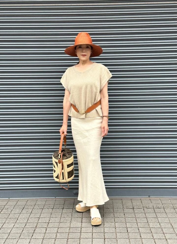 ストローハット:TOMORROWLAND(Lola Hats) リネンニット:BAYCREWS サンダル: UNITED ARROWS バッグ・ベルト:FENDI