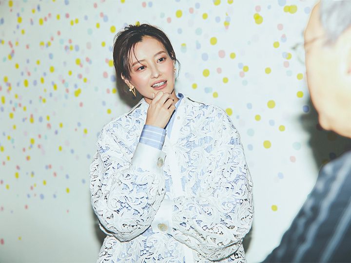 ストライプシャツに白レーストップスを重ね着した原田夏希さん