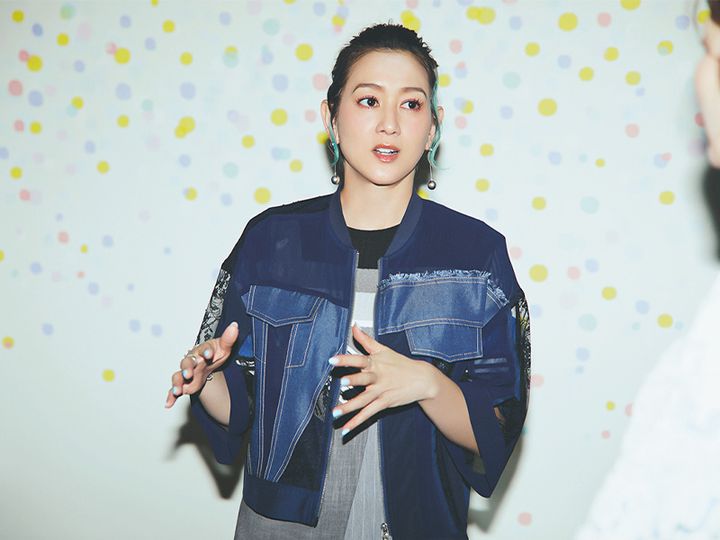 グレーのサロペットにデニムブルゾンを羽織ったSHELLYさん