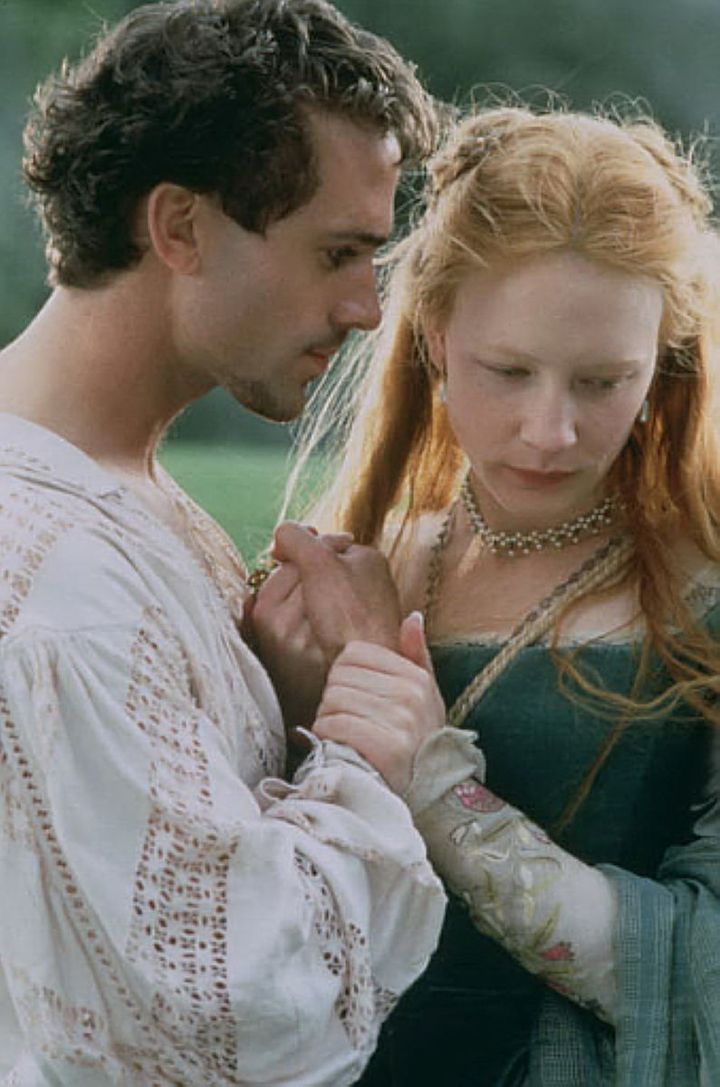 ケイト・ブランシェットがエリザベス女王を演じた歴史大作。『エリザベス』© 1998 Universal Studios. All Rights Reserved.