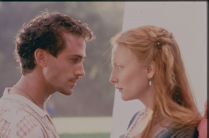 エリザベスの寵臣ロバート・ダドリー役をジョセフ・ファインズが演じた。『エリザベス』© 1998 Universal Studios. All Rights Reserved.