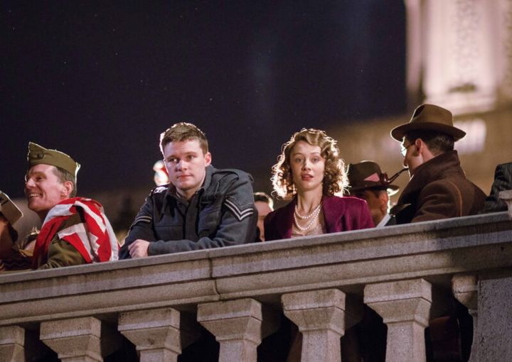 エリザベス王女役をサラ・ガドン、軍人ジャック役をジャック・レイナーが演じた。『ロイヤル・ナイト 英国王女の秘密の外出』© GNO Productions Limited