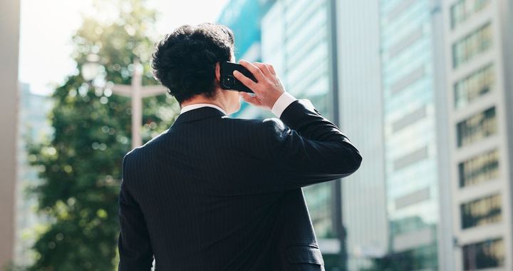出先で電話をかけている男性