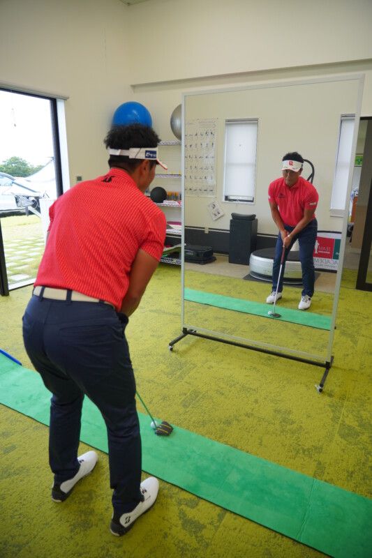 室内でできるパット練習法！悪いクセを直すには鏡を見ながらボールを打つ