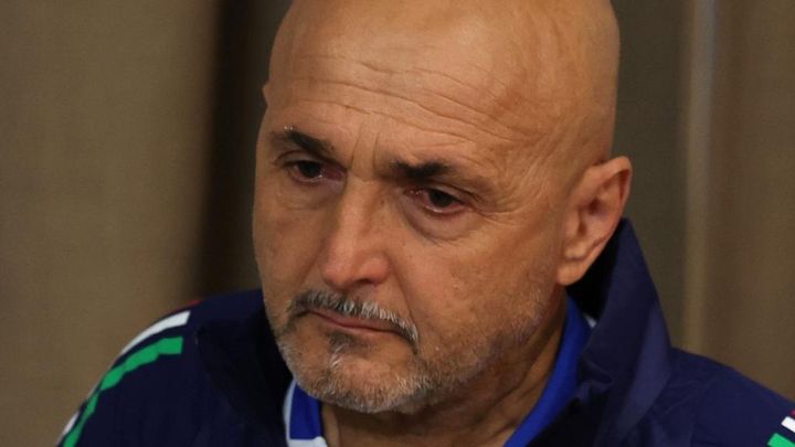 W杯予選初戦惨敗のイタリア代表、大混乱！辞任拒否で解任決定の66歳監督は涙…