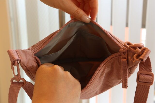 ユニクロ ラウンドウルトラミニバッグ 内側 ポケット