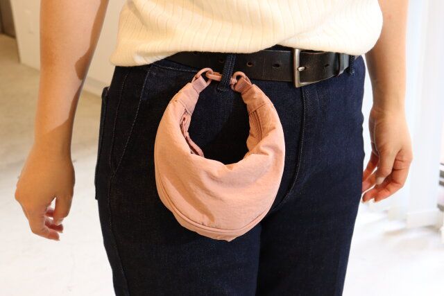 ユニクロ ラウンドウルトラミニバッグ ウエストポーチ アレンジ