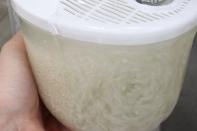 ダイソーの流水で回るぐるぐる舞米