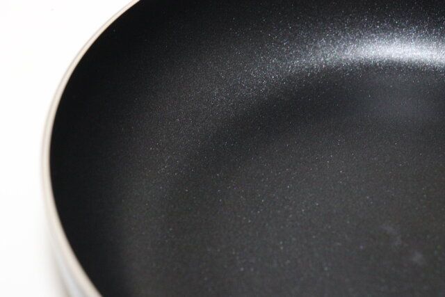 ダイソーのIH対応フライパンはフッ素加工されている