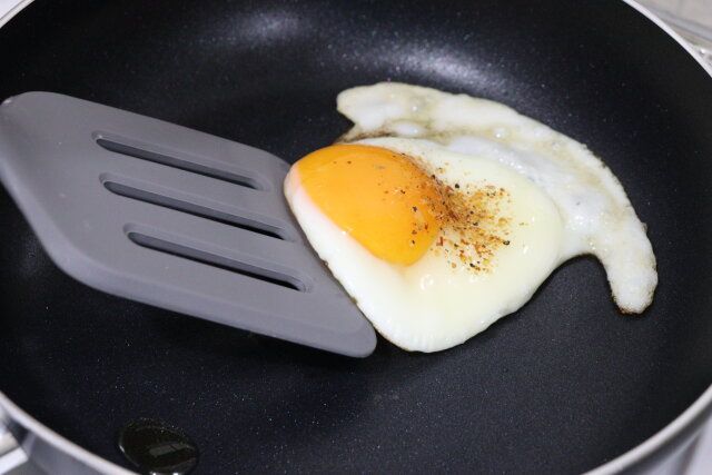 ダイソーのIH対応フライパンはフッ素加工で料理がくっつきにくい