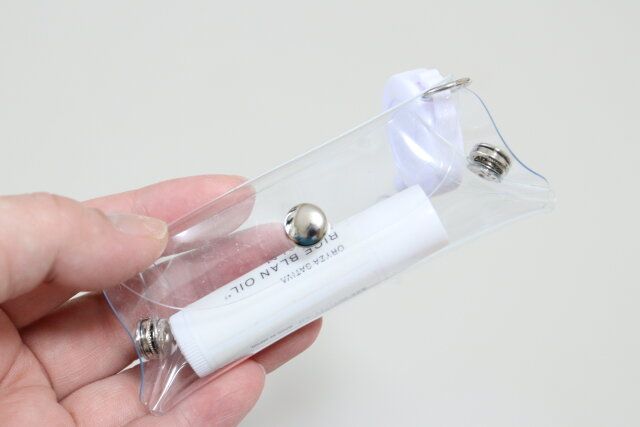 セリア PVCリール付ストラップポーチ リップ 使用例