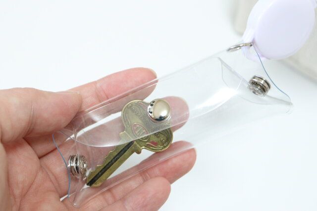 セリア PVCリール付ストラップポーチ 鍵 使用例