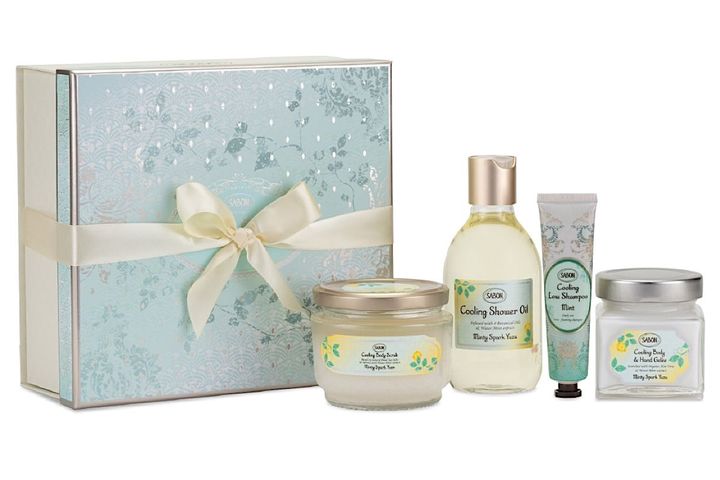 トータルケアキット ミンティスパーク・ユズ ￥13,200（6月12日より限定発売）／サボン ※セット内容／シャワーオイル 300ml、ボディスクラブ 320g、ローシャンプー 30ml、ボディ＆ハンドジュレ 20ｍl、ギフトボックス