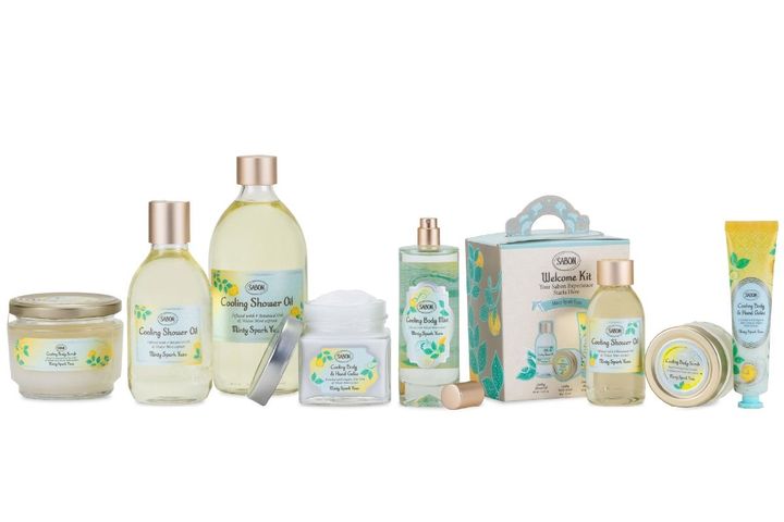 〈左から〉ボディスクラブ スパークリング・ユズ 320g ￥4,730 シャワーオイル スパークリング・ユズ 300ml ￥3,740 同 500ml ￥5,390 ボディ＆ハンドジュレ スパークリング・ユズ 200ml ￥5,060 ボディミスト スパークリング・ユズ 100ml ￥4,400 ウェルカムキット ミンティスパーク・ユズ（セット内容／シャワーオイル 100ml、ボディスクラブ 60g、ボディ＆ハンドジュレ 30ｍl） ￥3,960（すべて6月12日より限定発売）／すべてサボン