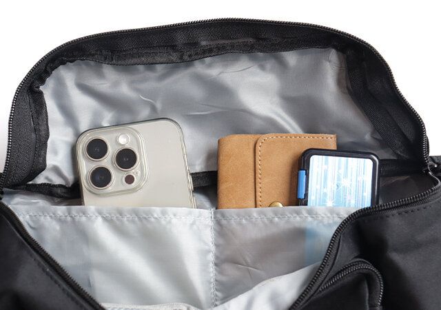 宝島社付録のDODの立体ポケット付き多機能ボディバッグBLACK9