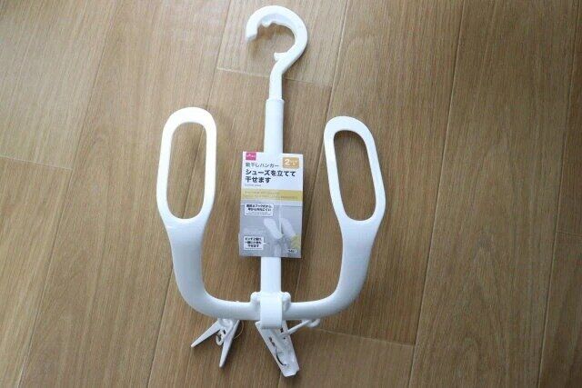 ダイソーの靴干しハンガー（ピンチ2個付）のパッケージ