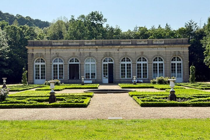まるでフランスの秘密の花園♪ 伊豆「河津バガテル公園」で出会う色とりどりのバラと優雅なカフェ時間