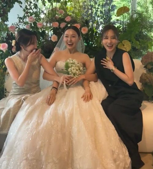 ミンの結婚式に参加したジアとフェイ