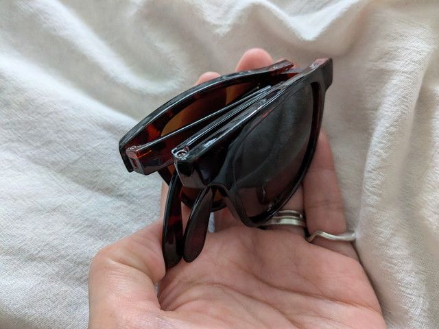 折りたたんだ偏光グラス