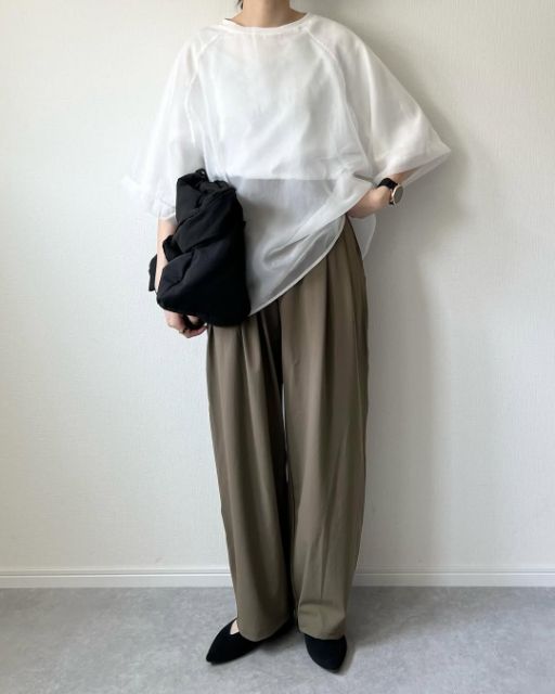 カーキのウルトラストレッチアクティブワイドパンツとシアーシャツのコーデ