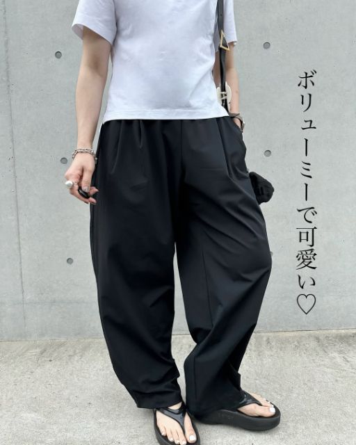 黒のウルトラストレッチアクティブワイドパンツを着ている